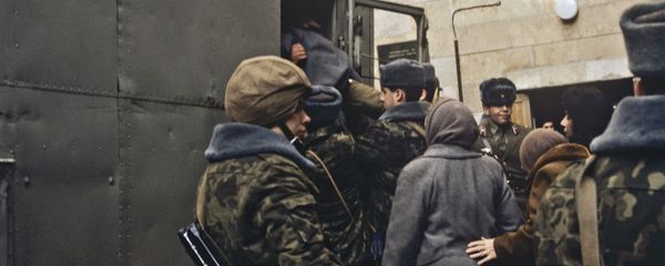 Военнослужащие подразделения внутренних войск МВД СССР сопровождают армянских беженцев в морской порт для эвакуации их на пароме Баку — Красноводск (январь 1990г). Азербайджанская ССР - Sputnik Արմենիա