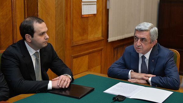 Президент Серж Саргсян представляет руководящему составу СНБ новоназначенного директора Георгия Кутояна (12 февраля 2016). Еревaн - Sputnik Армения