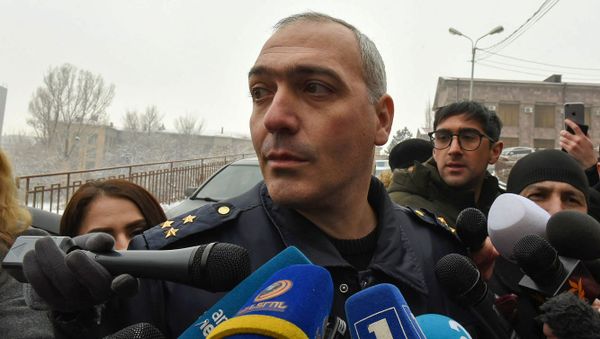 Представитель Следственного комитета Артур Меликян отвечает на вопросы журналистов у дома, где найдено тело Георгия Кутояна (17 января 2020). Еревaн Представитель Следственного комитета Артур Меликян отвечает на вопросы журналистов у дома, где найдено тело Георгия Кутояна (17 января 2020). Еревaн - Sputnik Армения