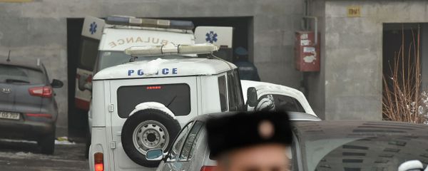Сотрудники правоохранительных служб и скорой помощи у дома, где обнаружено тело Георгия Кутояна (17 января 2020). Еревaн - Sputnik Արմենիա