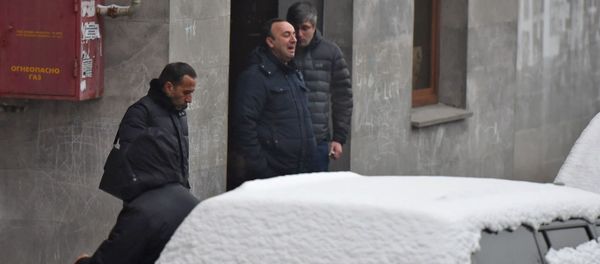 Глава Конституционного суда Грайр Товмасян у дома, где обнаружено тело Георгия Кутояна (17 января 2020). Еревaн Глава Конституционного суда Грайр Товмасян у дома, где обнаружено тело Георгия Кутояна (17 января 2020). Еревaн - Sputnik Армения