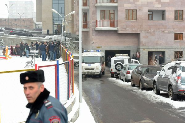 Իրավապահ մարմինները` շենքի մոտ, որտեղ այսօր հայտնաբերվել է ԱԱԾ նախկին տնօրեն Գեորգի Կուտոյանի դին Իրավապահ մարմինները` շենքի մոտ, որտեղ այսօր հայտնաբերվել է ԱԱԾ նախկին տնօրեն Գեորգի Կուտոյանի դին - Sputnik Արմենիա