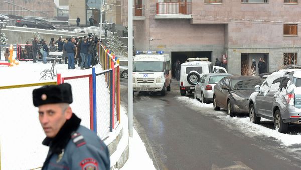 Автомобиль скорой помощи увозит тело Георгия Кутояна (17 января 2020). Еревaн - Sputnik Армения
