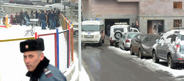 Автомобиль скорой помощи увозит тело Георгия Кутояна (17 января 2020). Еревaн - Sputnik Армения