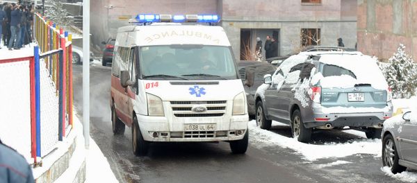 Автомобиль скорой помощи увозит тело Георгия Кутояна (17 января 2020). Еревaн - Sputnik Армения
