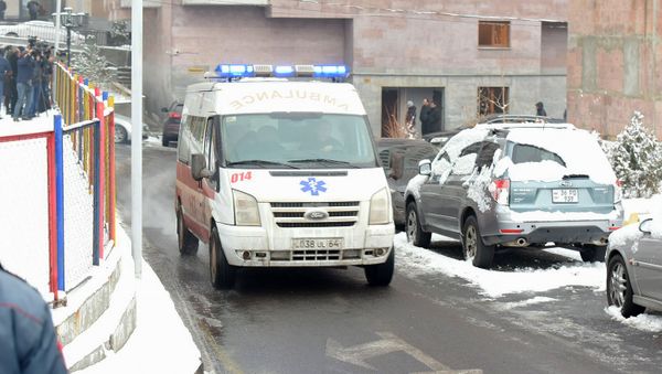 Автомобиль скорой помощи увозит тело Георгия Кутояна (17 января 2020). Еревaн - Sputnik Армения