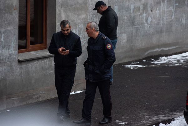 Իրավապահ մարմինները` շենքի մոտ, որտեղ այսօր հայտնաբերվել է ԱԱԾ նախկին տնօրեն Գեորգի Կուտոյանի դին Իրավապահ մարմինները` շենքի մոտ, որտեղ այսօր հայտնաբերվել է ԱԱԾ նախկին տնօրեն Գեորգի Կուտոյանի դին - Sputnik Արմենիա