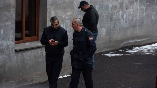 Сотрудники правоохранительных служб и скорой помощи у дома, где обнаружено тело Георгия Кутояна (17 января 2020). Еревaн - Sputnik Армения