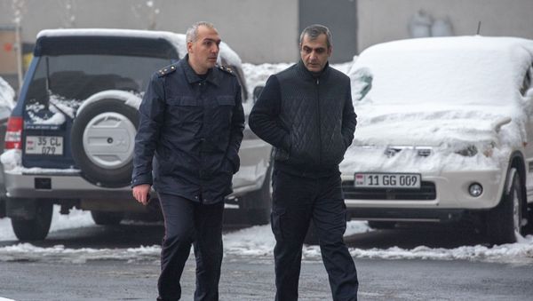 Сотрудники правоохранительных служб и скорой помощи у дома, где обнаружено тело Георгия Кутояна (17 января 2020). Еревaн - Sputnik Արմենիա