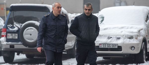 Сотрудники правоохранительных служб и скорой помощи у дома, где обнаружено тело Георгия Кутояна (17 января 2020). Еревaн - Sputnik Արմենիա