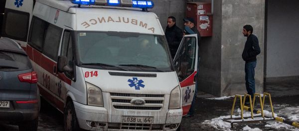 Машина скорой помощи у дома, где обнаружено тело Георгия Кутояна (17 января 2020). Еревaн - Sputnik Армения