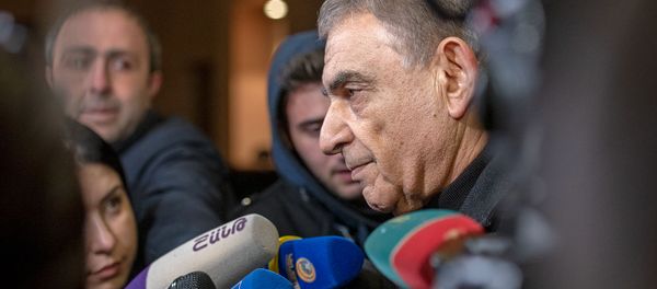 Ара Баблоян на гражданской панихиде Георгия Кутояна (19 января 2020). Еревaн - Sputnik Армения