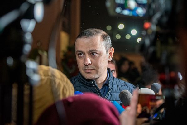 Секретарь совета безопасности Армен Григорян на гражданской панихиде Георгия Кутояна (19 января 2020). Еревaн - Sputnik Армения