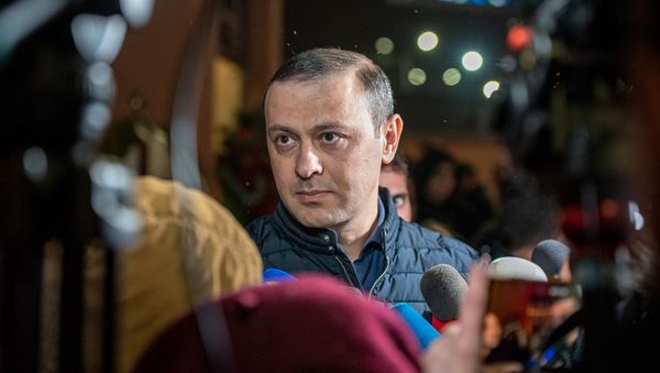 Секретарь совета безопасности Армен Григорян на гражданской панихиде Георгия Кутояна (19 января 2020). Еревaн - Sputnik Армения