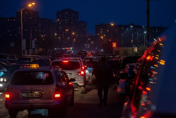Затор перед траурным залом в день гражданской панихиды Георгия Кутояна (19 января 2020). Еревaн - Sputnik Армения
