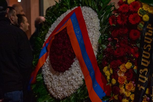 Венок от президента Армении на панихиде Георгия Кутояна (19 января 2020). Еревaн - Sputnik Армения
