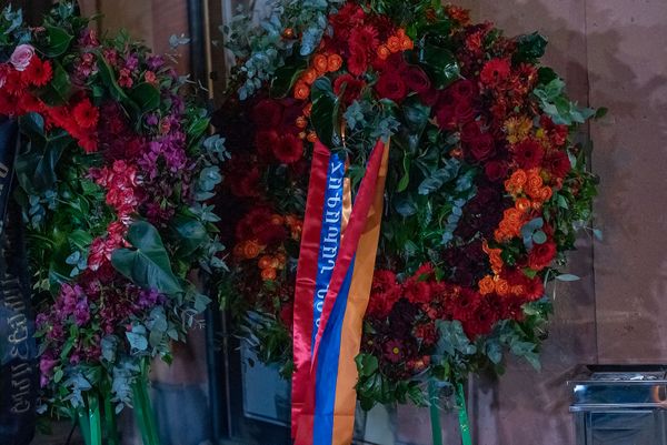 Венок от третьего президента Армении на панихиде Георгия Кутояна (19 января 2020). Еревaн - Sputnik Армения