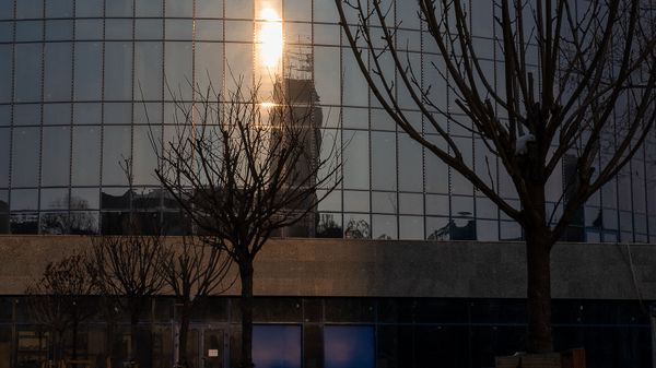 Отражение Дома Печати в зеркальном фасаде Ереванского цирка - Sputnik Армения