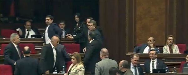 Потасовка во время очередного заседания Национального собрания Армении (21 января 2020). Еревaн - Sputnik Армения