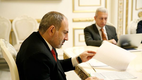 Премьер-министр РА Никол Пашинян и министр финансов Атом Джанджугазян на совещании (21 января 2020). Еревaн - Sputnik Արմենիա