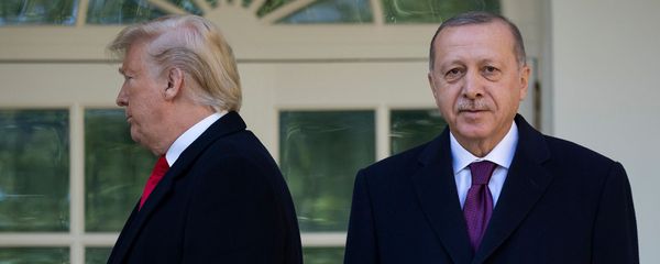 Президенты США Дональд Трамп уходит в Овальный кабинет после церемонии фотографирования с президентом Турции Реджепом Тайипом Эрдоганом (13 ноября 2019). Вашингтон Президенты США Дональд Трамп уходит в Овальный кабинет после церемонии фотографирования с президентом Турции Реджепом Тайипом Эрдоганом (13 ноября 2019). Вашингтон - Sputnik Արմենիա