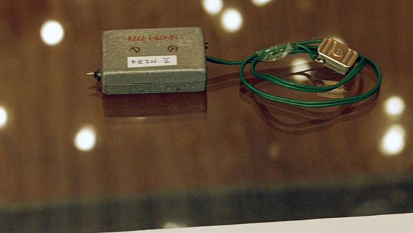 Миниатюрный передатчик к прослушивающему устройству с микрофоном - Sputnik Армения