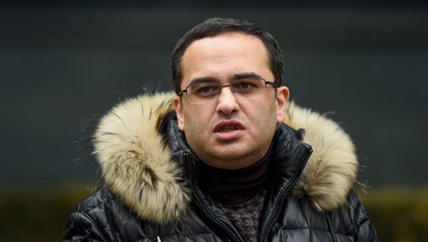 Виктор Согомонян у Эребуни плаза, где произошел инцидент со стрельбой (23 января 2020). Еревaн - Sputnik Արմենիա