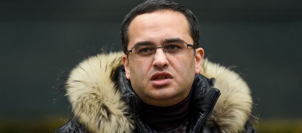 Виктор Согомонян у Эребуни плаза, где произошел инцидент со стрельбой (23 января 2020). Еревaн Виктор Согомонян у Эребуни плаза, где произошел инцидент со стрельбой (23 января 2020). Еревaн - Sputnik Արմենիա