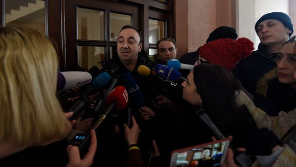 Председатель Конституционного суда Армении Грайр Товмасян отвечает на вопросы журналистов после проведения обыска СК (24 января 2020). Еревaн Председатель Конституционного суда Армении Грайр Товмасян отвечает на вопросы журналистов после проведения обыска СК (24 января 2020). Еревaн - Sputnik Армения