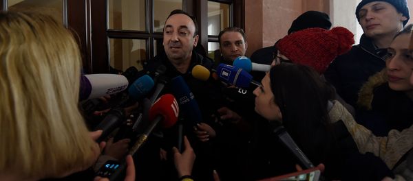 Председатель Конституционного суда Армении Грайр Товмасян отвечает на вопросы журналистов после проведения обыска СК (24 января 2020). Еревaн - Sputnik Армения