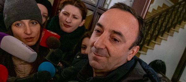 Председатель Конституционного суда Армении Грайр Товмасян отвечает на вопросы журналистов после проведения обыска СК (24 января 2020). Еревaн - Sputnik Армения
