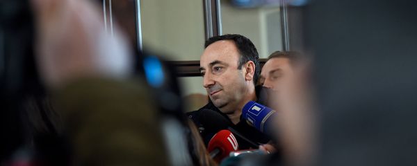 Председатель Конституционного суда Армении Грайр Товмасян отвечает на вопросы журналистов после проведения обыска СК (24 января 2020). Еревaн Председатель Конституционного суда Армении Грайр Товмасян отвечает на вопросы журналистов после проведения обыска СК (24 января 2020). Еревaн - Sputnik Արմենիա