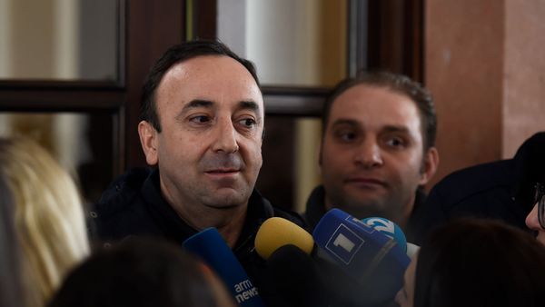 Председатель Конституционного суда Армении Грайр Товмасян отвечает на вопросы журналистов после проведения обыска СК (24 января 2020). Еревaн - Sputnik Армения