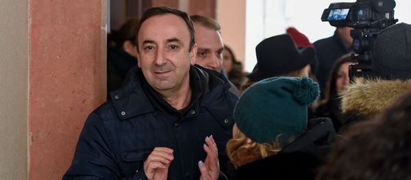 Председатель Конституционного суда Армении Грайр Товмасян отвечает на вопросы журналистов после проведения обыска СК (24 января 2020). Еревaн - Sputnik Армения