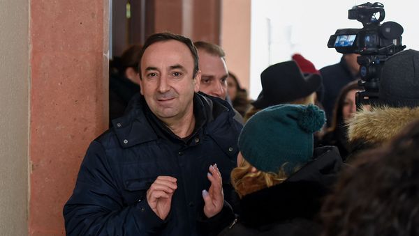 Председатель Конституционного суда Армении Грайр Товмасян отвечает на вопросы журналистов после проведения обыска СК (24 января 2020). Еревaн - Sputnik Армения