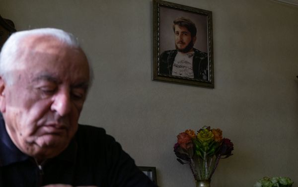 Дед погибшего Дживана Арутюняна, Дживан Арутюнян, на фоне портрета внука Дед погибшего Дживана Арутюняна, Дживан Арутюнян, на фоне портрета внука - Sputnik Армения