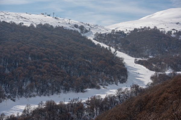 На канатке с высоты 1300 метров можно полюбоваться видом на горы вокруг курорта На канатке с высоты 1300 метров можно полюбоваться видом на горы вокруг курорта - Sputnik Армения