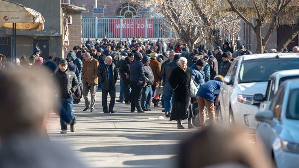 Люди у входа в строительный рынок - Sputnik Արմենիա