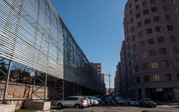 Вид на ограждение дома Карена Карапетяна в жилом районе Ераз - Sputnik Армения