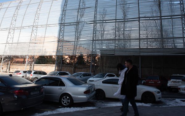 Вид на ограждение дома Карена Карапетяна в жилом районе Ераз - Sputnik Армения