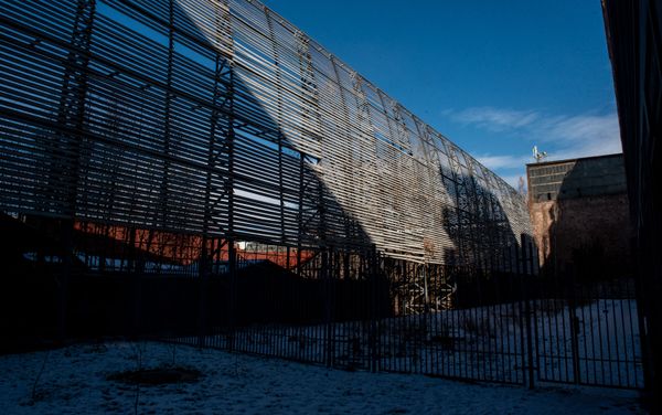 Вид на ограждение дома Карена Карапетяна в жилом районе Ераз - Sputnik Армения