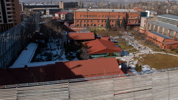 Вид на дом Карена Карапетяна с верхних этажей соседних зданий в жилом районе Ераз Вид на дом Карена Карапетяна с верхних этажей соседних зданий в жилом районе Ераз - Sputnik Армения