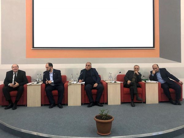 Ի՞նչ հարաբերությունների մեջ է Արայիկ Հարությունյանը Շիրակի մայր բուհի ռեկտորի ԺՊ-ի հետ - Sputnik Արմենիա