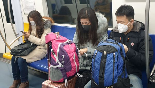 Пассажиры в защитных масках в вагоне метро в Пекине Пассажиры в защитных масках в вагоне метро в Пекине - Sputnik Армения