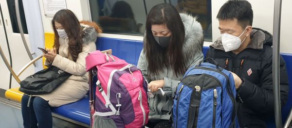 Пассажиры в защитных масках в вагоне метро в Пекине Пассажиры в защитных масках в вагоне метро в Пекине - Sputnik Армения