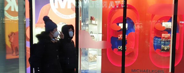 Прохожие в защитных масках на одной из улиц в Пекине - Sputnik Армения