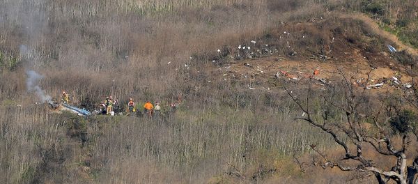 Спасатели удаляют тела погибших у разбившегося вертолета в Калифорнии (26 января 2020). Калабасас - Sputnik Армения