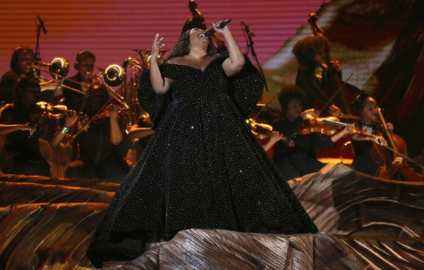 Певица Lizzo во время выступления на церемонии вручения Грэмми в Лос-Анджелесе Певица Lizzo во время выступления на церемонии вручения Грэмми в Лос-Анджелесе - Sputnik Армения
