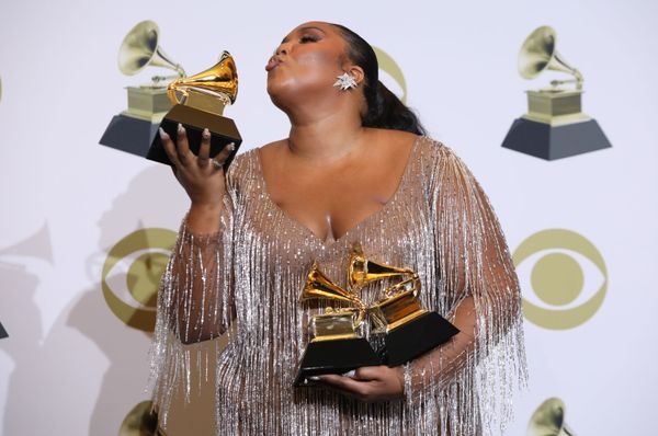 Певица Lizzo с наградами после церемонии вручения Грэмми в Лос-Анджелесе Певица Lizzo с наградами после церемонии вручения Грэмми в Лос-Анджелесе - Sputnik Армения