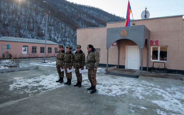 Զորամասի հրամանատարի տեղակալը շնորհավորում է զորացրված զինվորներին - Sputnik Արմենիա